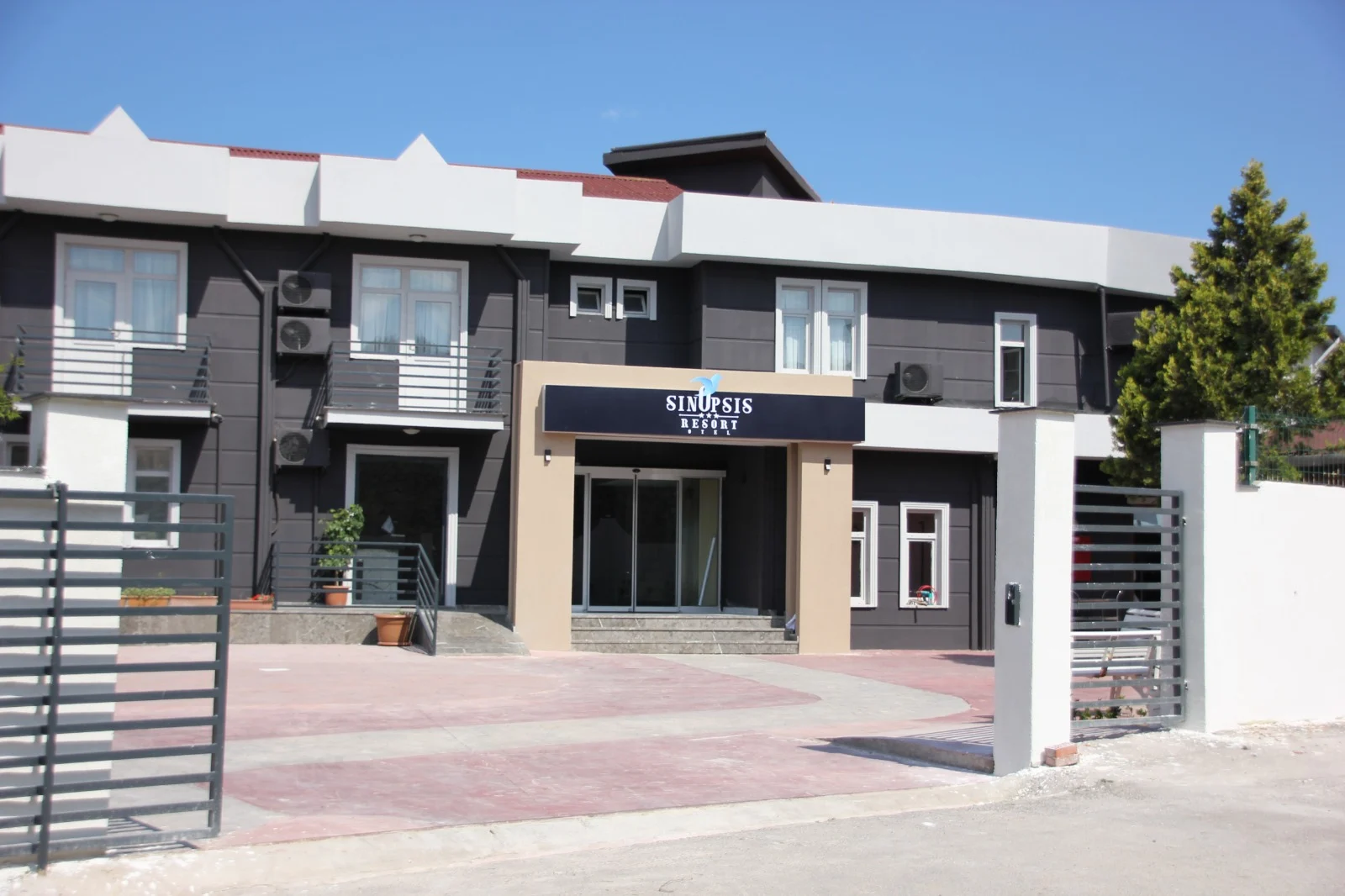 Sinopsis Resort Otel ana giriş ve dış cephe görünümü