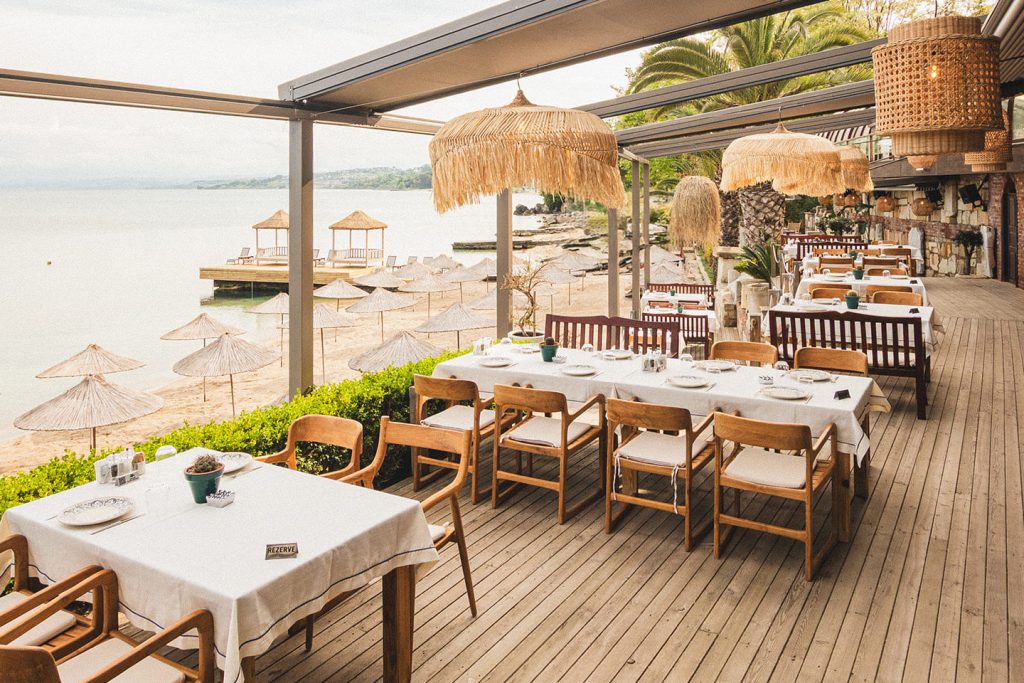 Sinop Merkez Otelleri ile hem iş seyahatleri hem de tatil planları için merkezi konumda konforlu seçenekler bulun. Sinop Antik Otel’in restoran tarafı bu açıdan güçlü bir anlatı sunuyor.