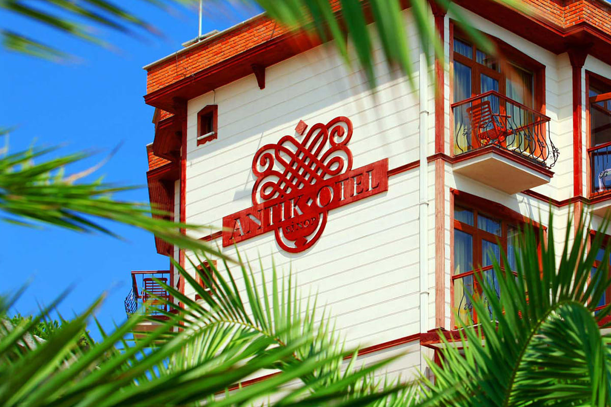 Sinop Antik Otel’i değerlendirirken yalnızca oda sayısına ya da konumuna bakmak eksik olur.