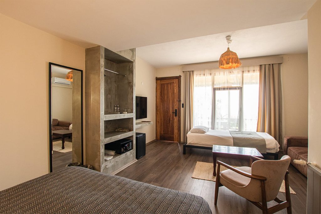 Sinop Antik Otel, bu noktada otantik detaylarla modern konforu bir araya getiren bir çizgide ilerliyor.