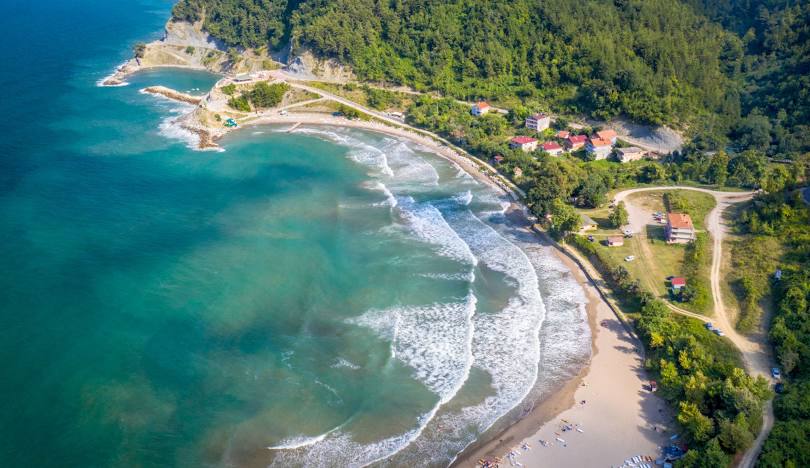 Ayancık Otelleri, büyük tatil bölgelerindeki kalabalık ve yapay atmosferden uzak bir konaklama deneyimi sunar. Burada daha doğal, daha sakin ve daha samimi bir ortam bulursunuz.