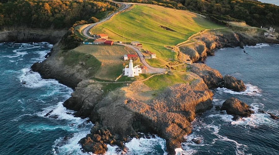 Sinop otelleri, şehir merkezi konforundan deniz kenarı tatiline, butik konaklamadan aile dostu tesislere kadar geniş bir yelpaze sunar.