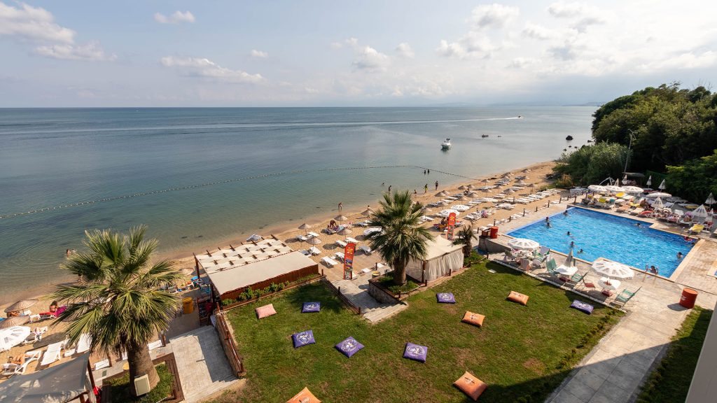 Sakura Restaurant, Alinn Hotel & Beach bünyesinde konaklama deneyimini yeme-içme keyfiyle tamamlamak isteyen misafirlere hizmet veren restoran alanıdır.