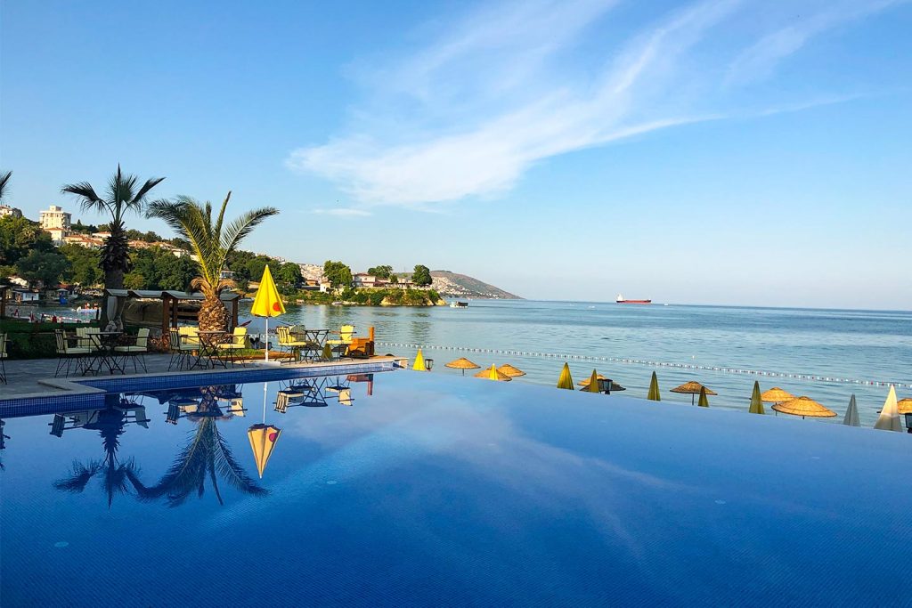 Alinn Hotel & Beach’in plaj ve havuz alanı, Sinop’ta deniz tatili yapmak isteyen aileler, çiftler ve kısa süreli tatil planlayan misafirler için pratik bir alternatif oluşturur.