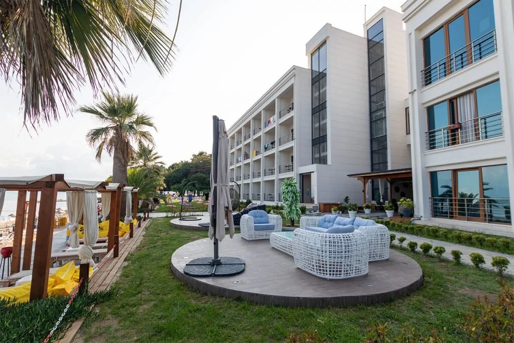 Sinop Merkez Gelincik bölgesinde yer alan Alinn Hotel & Beach, deniz manzaralı oda seçenekleri ve sahile yakın konumuyla şehirde konforlu bir konaklama deneyimi sunar.