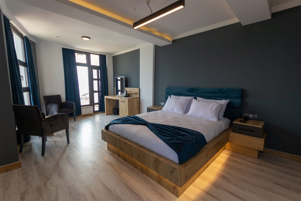 Sinop Merkez’de konaklama arayanlar için Sunrise Otel, deniz manzarası ve şehir merkezine yakın konumuyla değerlendirilebilecek otel seçeneklerinden biridir.