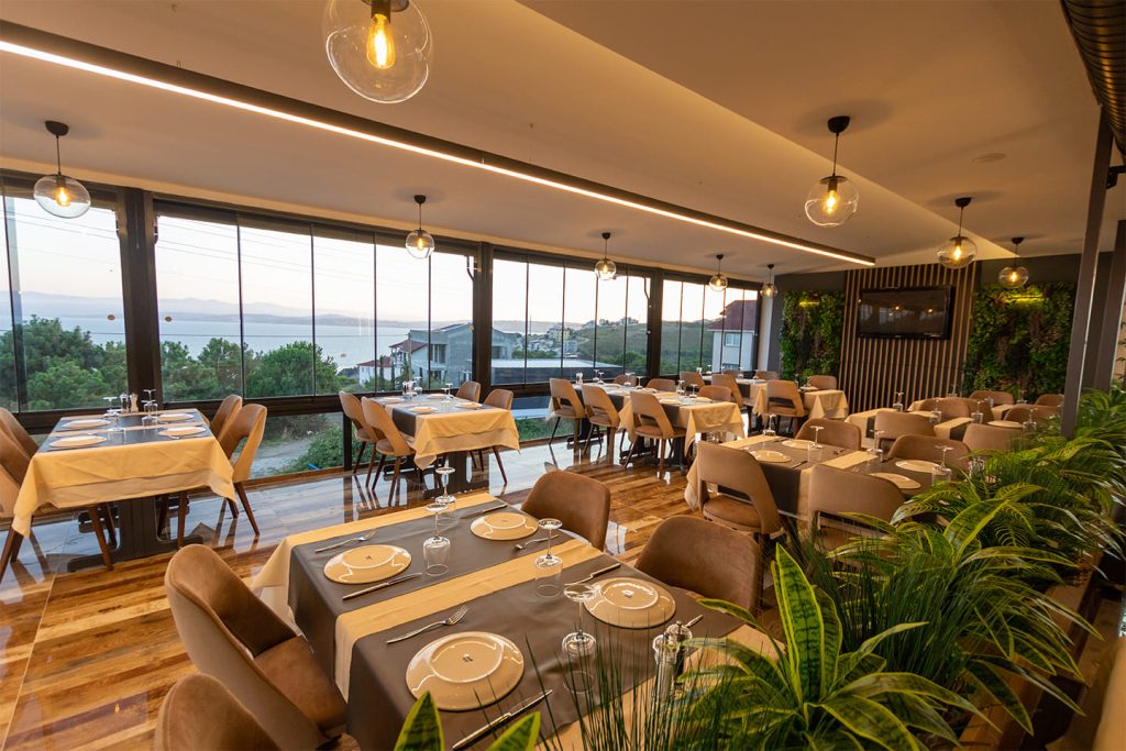 Sunrise Otel & Restaurant, Sinop Merkez’de konaklama arayan misafirler için deniz manzarası, restoran deneyimi ve şehir merkezine yakın konumuyla değerlendirilebilecek otel alternatiflerinden biridir.