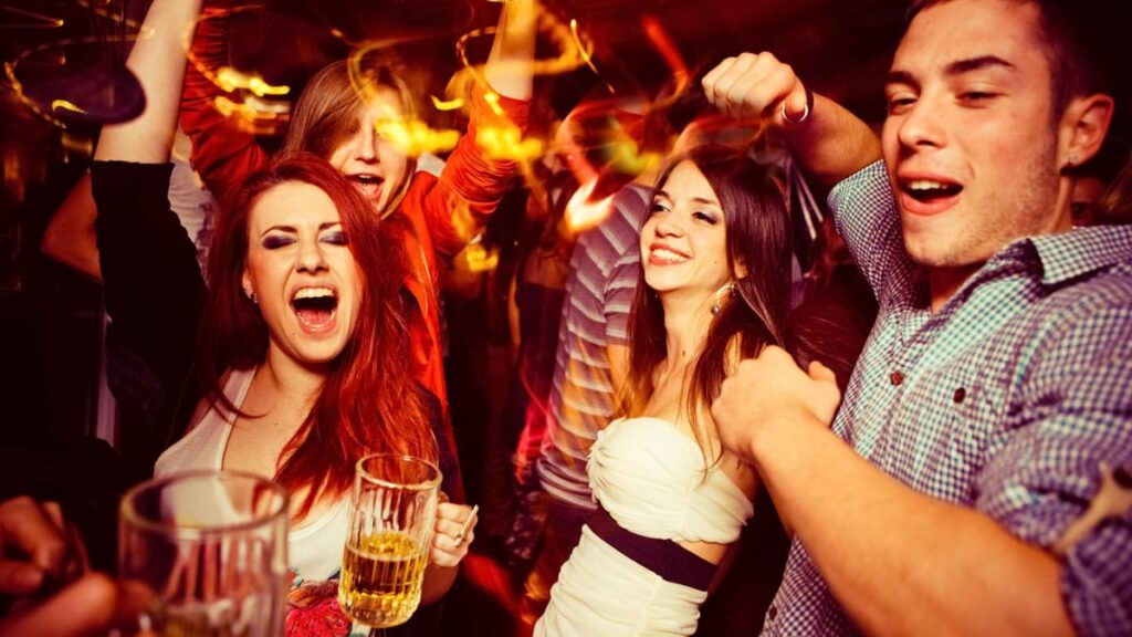 Sinop barları ve pub mekanlarında canlı müzik eşliğinde eğlenen genç arkadaş grupları.