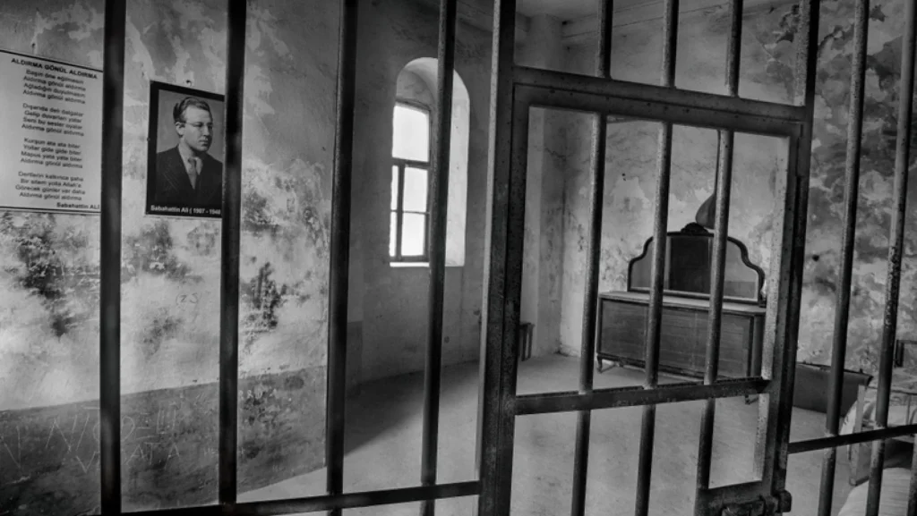 Usta yazar Sabahattin Ali’nin anısını yaşatan, ünlü "Aldırma Gönül" şiirinin ve yazarın portresinin yer aldığı müze içindeki özel anma alanı ve taş duvarlar.