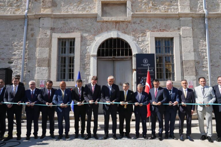 Sinop Tarihi Cezaevi Müzesi Yeniden Doğdu 2 Kültür ve Turizm Bakanı Mehmet Nuri Ersoy ve beraberindeki heyetin, Sinop Tarihi Cezaevi Hafıza Müzesi'nin açılış kurdelesini kestiği resmi tören anı.