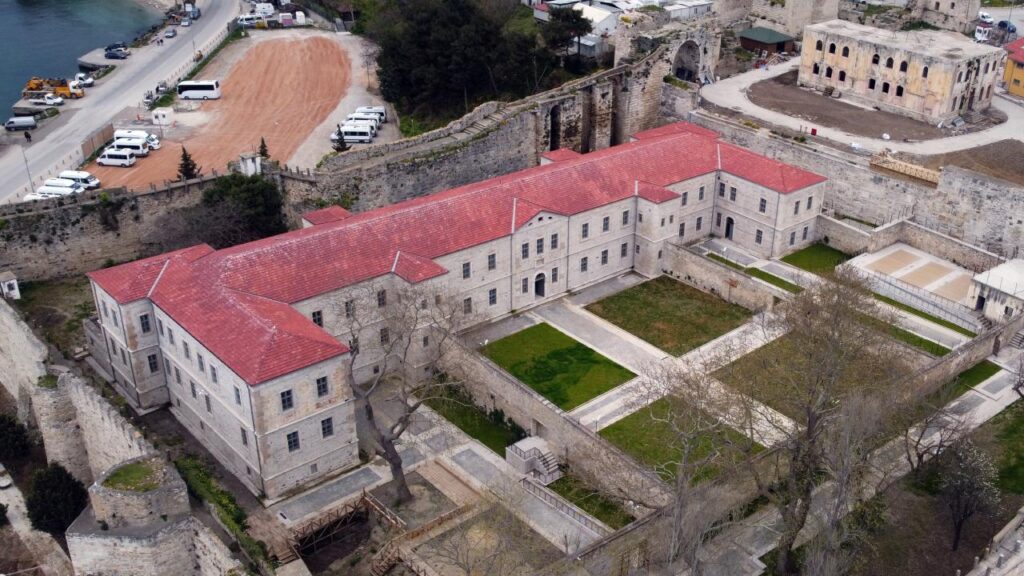 Sinop Cezaevi müzesi iç avlusu, koğuş kapıları ve pencereleri