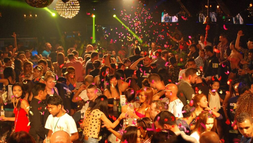 Sinop gece kulübü eğlencesi, konfeti yağmuru altında dans eden kalabalık grup.
