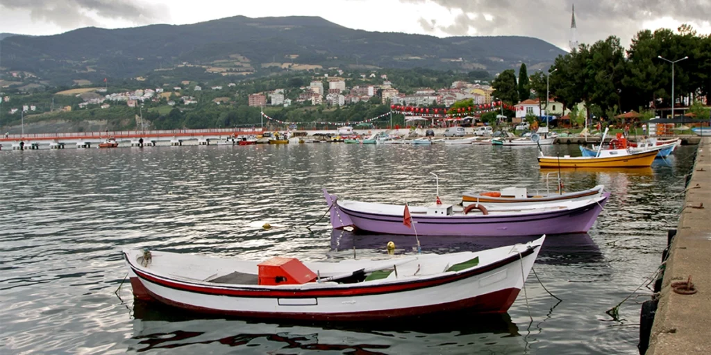 Gerze ilçe merkezine yürüme mesafesinde olup aşağı yukarı 6 dakika uzaklığındadır.