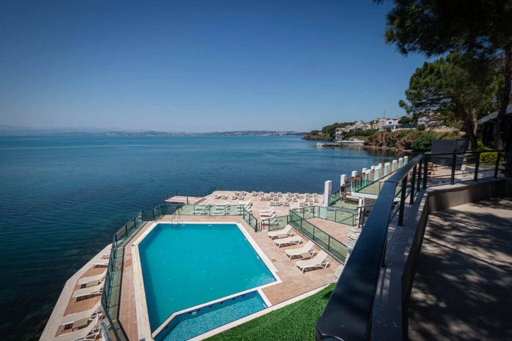 Sinop Vira Otel Suites, doğayla iç içe, alkolsüz ve aile dostu konsepti sayesinde sevdiklerinizle huzur dolu bir tatil geçirmenizi sağlıyor.