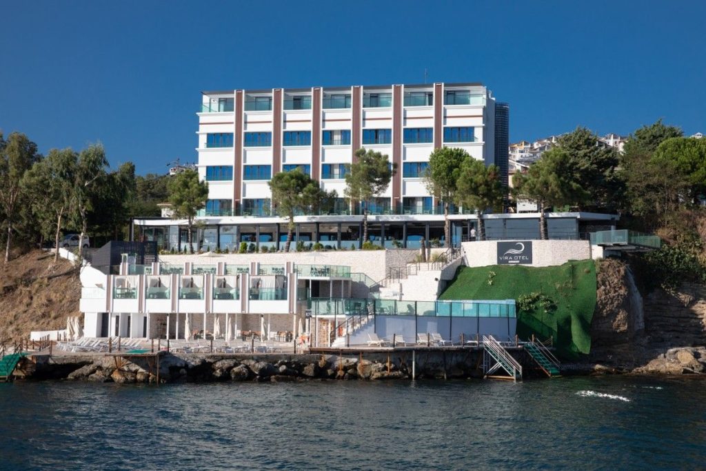 Sinop Vira Otel Suites, tabandan tavana uzanan geniş pencerelere sahip lüks odalarında konforu ve estetiği bir araya getiriyor.