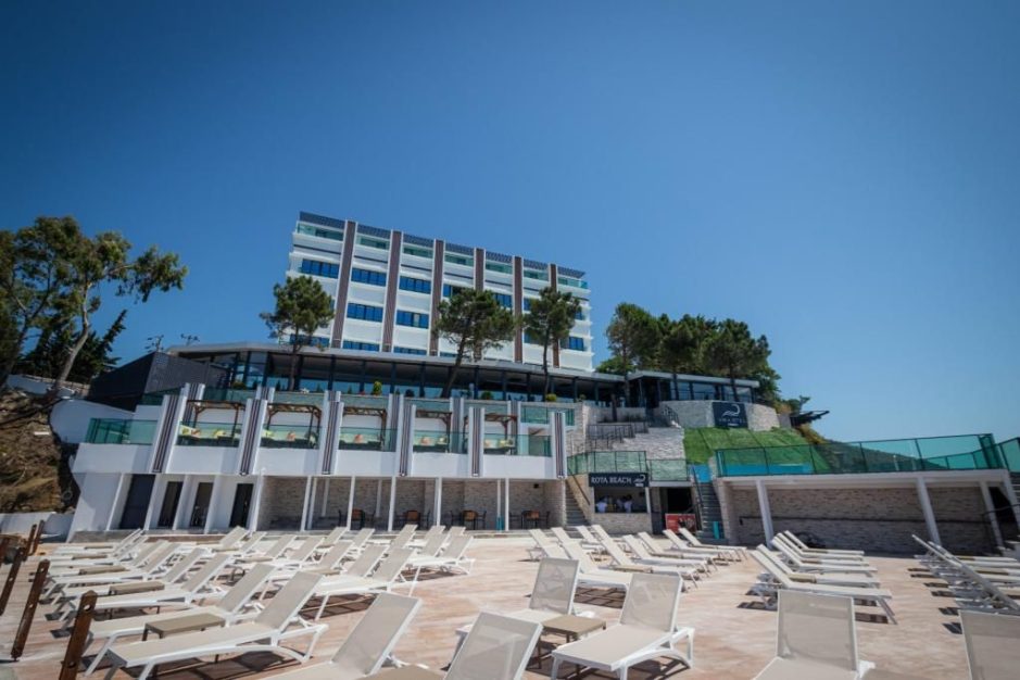 Sinop Vira Otel Suites, güne dalga sesleri eşliğinde, taze ve yöresel lezzetlerle donatılmış zengin bir açık büfe kahvaltı ile başlamak isteyenlerin adresidir.