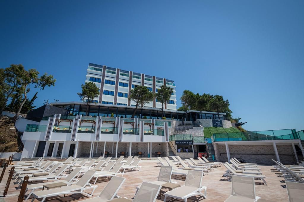 Sinop Vira Otel Suites, güne dalga sesleri eşliğinde, taze ve yöresel lezzetlerle donatılmış zengin bir açık büfe kahvaltı ile başlamak isteyenlerin adresidir.