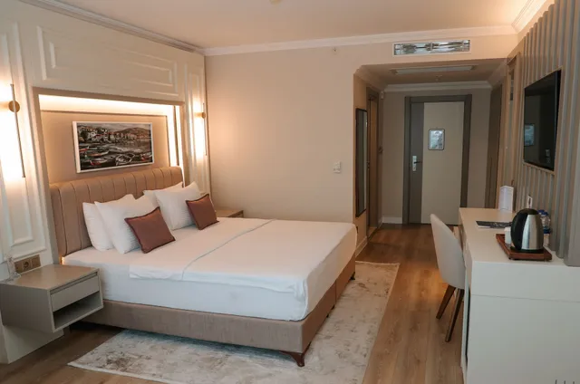 Sinop Vira Otel Suites, özel platform iskelesi, açık yüzme havuzu ve şık localarıyla yaz aylarında serinlemenin en keyifli halini vadediyor.