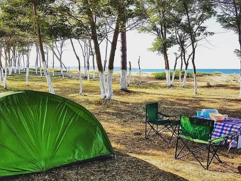 Sinop, yaz aylarında sakinliğiyle bilinse de iyi kamp noktaları çabuk dolabilir. Sinop Çadır Kamp Alanları