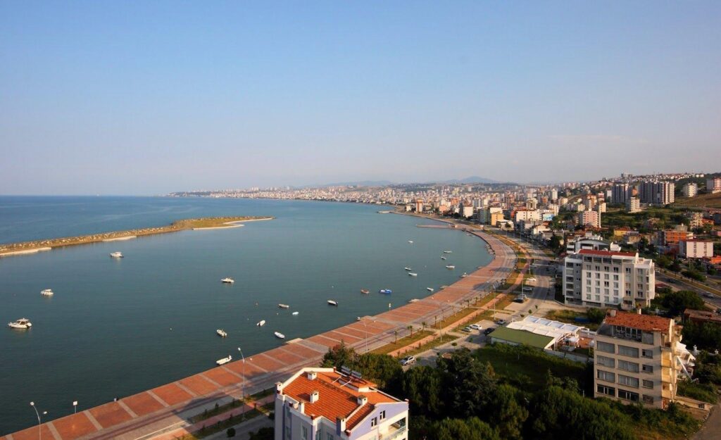Samsun gezilecek yerler arasında Atakum sahili, Bandırma Vapuru ve Amisos Tepesi